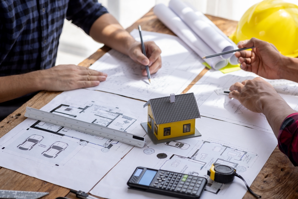 The Benefits of Working with a Design/Build Contractor for Your Renovation 1 Engineer Teamwork Meeting, Architect contractor meetings of real estate brokers and company presidents to select a model to build a housing estate in writing and presenting to state organizations.
